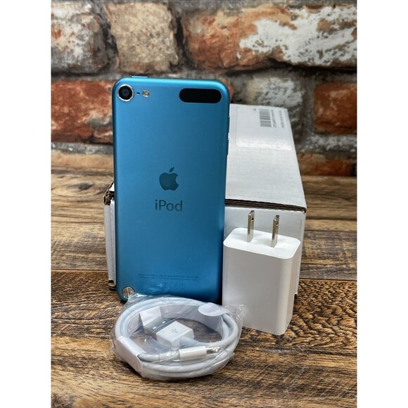 Apple iPod Touch 5th  Generation Blue 16GB Model:A1421 Bundle W/ Cable & Adapter - Picture 2 of 7